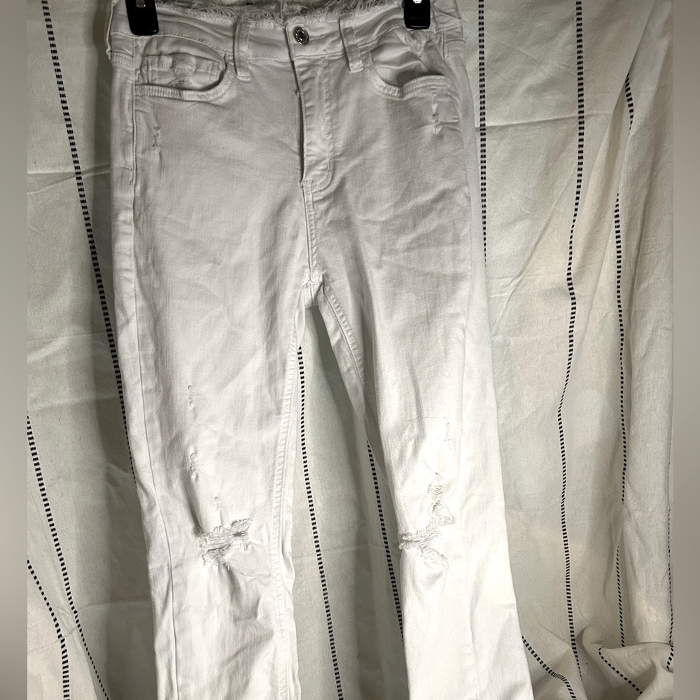 White distressed jeans